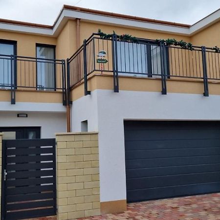 Apartament Sarkcsillag Teljes Csaladihaz- Star Complete Family House Segedyn Zewnętrze zdjęcie