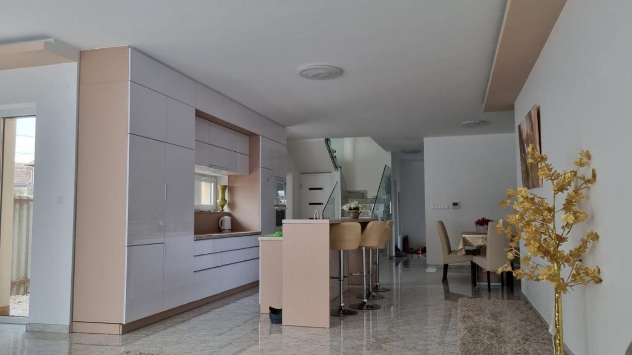 Apartament Sarkcsillag Teljes Csaladihaz- Star Complete Family House Segedyn Zewnętrze zdjęcie