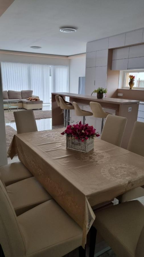 Apartament Sarkcsillag Teljes Csaladihaz- Star Complete Family House Segedyn Zewnętrze zdjęcie