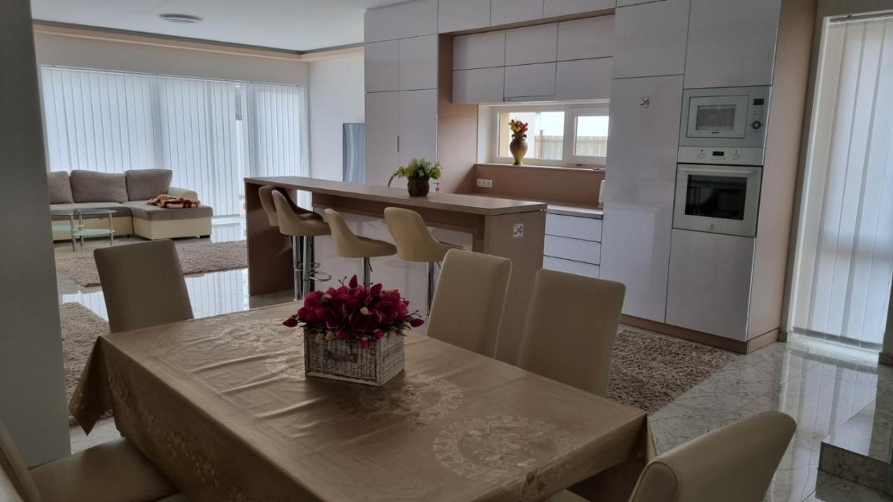 Apartament Sarkcsillag Teljes Csaladihaz- Star Complete Family House Segedyn Zewnętrze zdjęcie